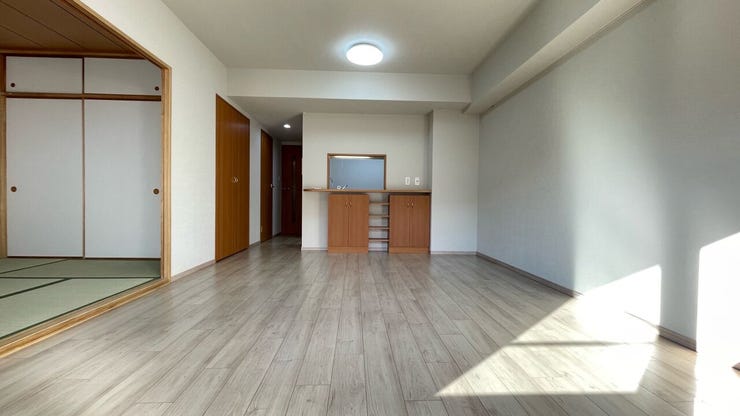 一日の中で多くの時間を過すことになるリビングは爽やかな風とあたたかな光をたっぷりと感じる事が出来る癒しの空間です