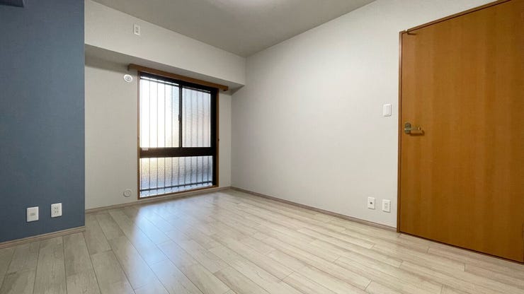 清潔感があるシンプルな洋室はクールでおしゃれな雰囲気です!窓から優しい太陽の光が差し込みます!