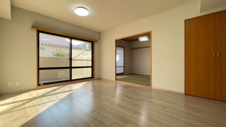 襖を開放してリビングと繋げて利用できる和室