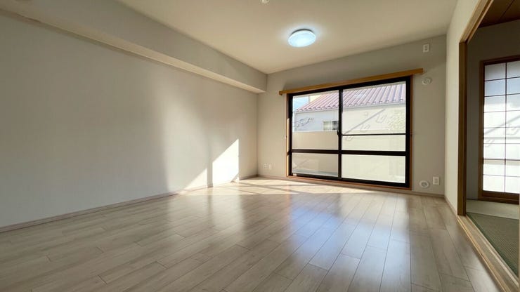 明るい陽差しが降り注ぐリビングは、ゆとりあふれる空間が心地よいです