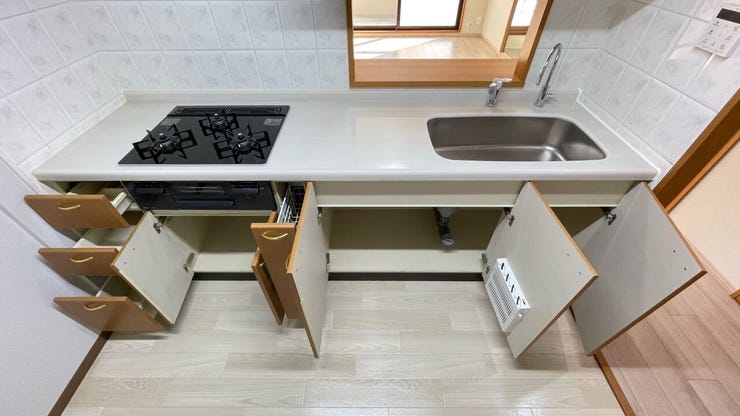 調理器具類もすっきりと片付く収納力が期待できます。家事をしながら会話も弾みます