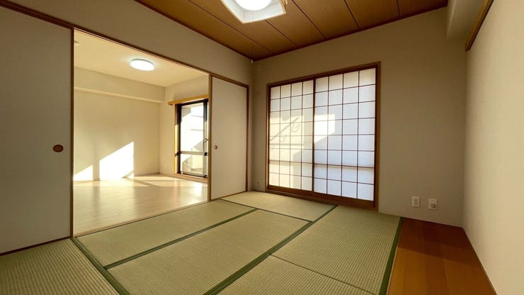 リビングとつながった陽当たりの良い和室。お子様のお昼寝や遊び部屋として、客間としても独立可能とマルチに使えますね