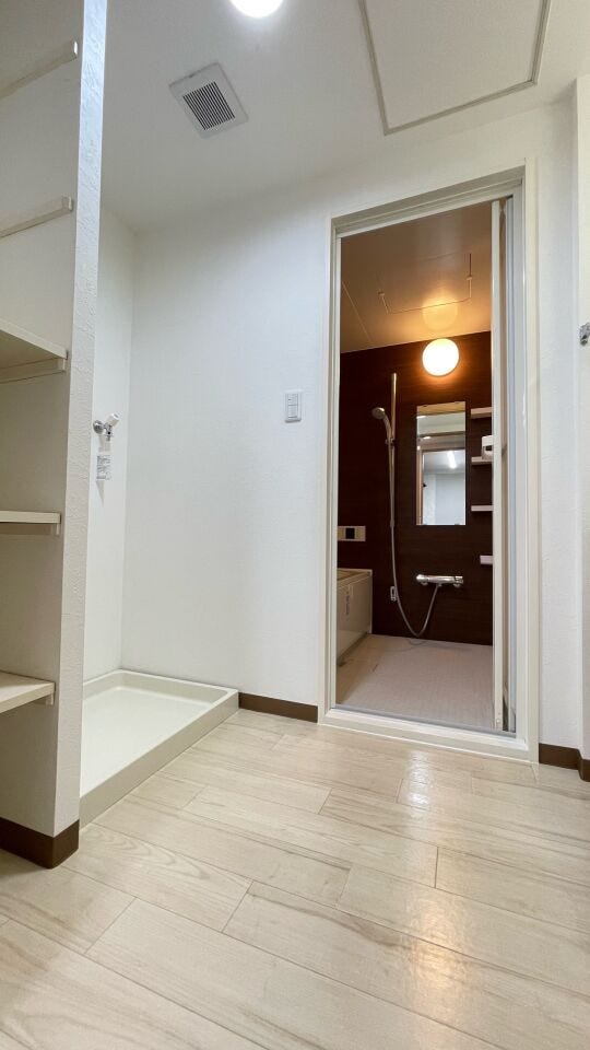 広々、身支度しやすい洗面所です