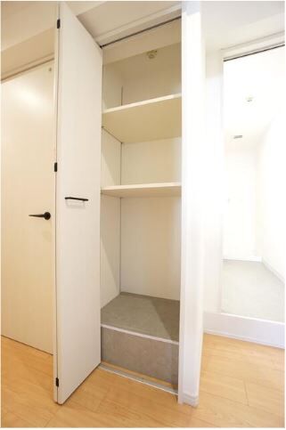 廊下に収納があります。