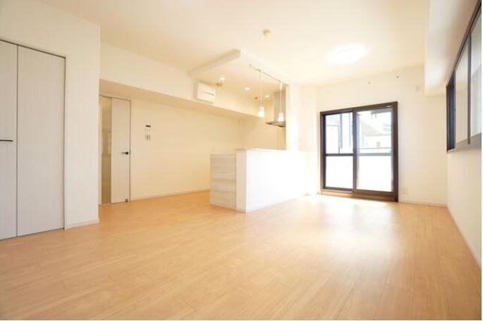 窓が2か所あり、陽当り良好です。