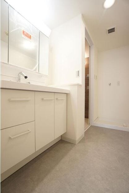 大きなミラーで朝の準備ができる洗面台。ボトル類や小物もサイドに収納でスッキリ収納出来ます。