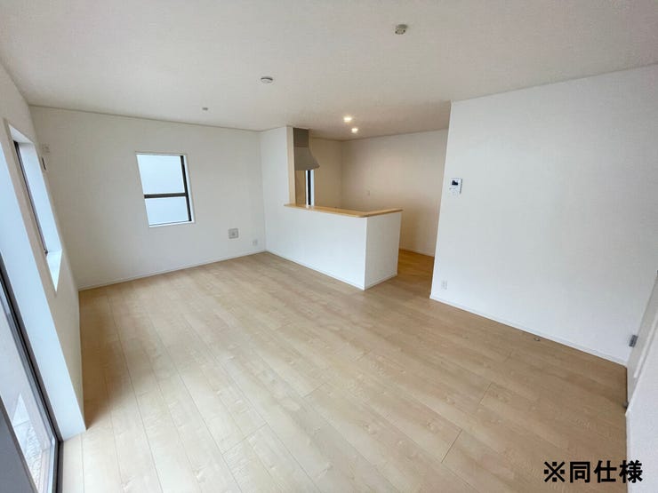 ※同仕様
◎現地案内予約受付中!◎
大きな窓から明るい光が入るリビングは、開放的で気持ちよく過ごせます♪