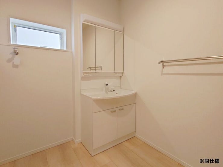 ※同仕様
◎現地案内予約受付中!◎
三面鏡のシャンプードレッサーは、鏡扉の裏収納となっております。大容量で小物もすっきり、便利にお使いいただけます。