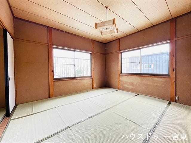 ≪2階南側8帖≫採光の良い和室はのんびりと寛げる空間です。