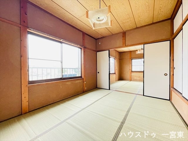 ≪2階中央6帖≫ちょっと寝転んでみたり、洗濯物を畳んだり、いろんな用途に使えます。