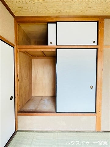 ≪2階中央6帖和室≫布団や座布団を収納したり、下段はお子様のおもちゃ置き場としても重宝します。