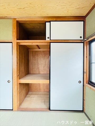 ≪2階北側6帖和室≫押入れ収納は奥行きがあるので、衣装ケースや突っ張り棒を使って空間を有効活用できます!