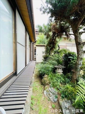 立派な庭園付きのお庭です。天気の良い日は縁側から眺めるのもいいですね。