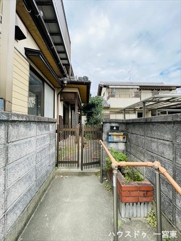 ≪玄関ポーチ≫ベビーカーや自転車を一時的に置いたり、宅配ボックスを設置したりするスペースとして活用できます。?