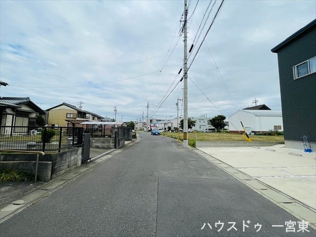 ≪南側東向き 幅約5.9m≫
2台の車がすれ違うことが出来る道幅です。車の出し入れもゆったりとする事が出来ます。