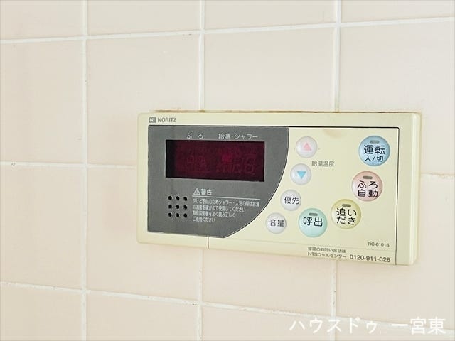 ≪給湯パネル≫入浴する時間帯がズレてもいつでもあたたかいお湯に浸かれる、追い焚き機能付き給湯システムです。