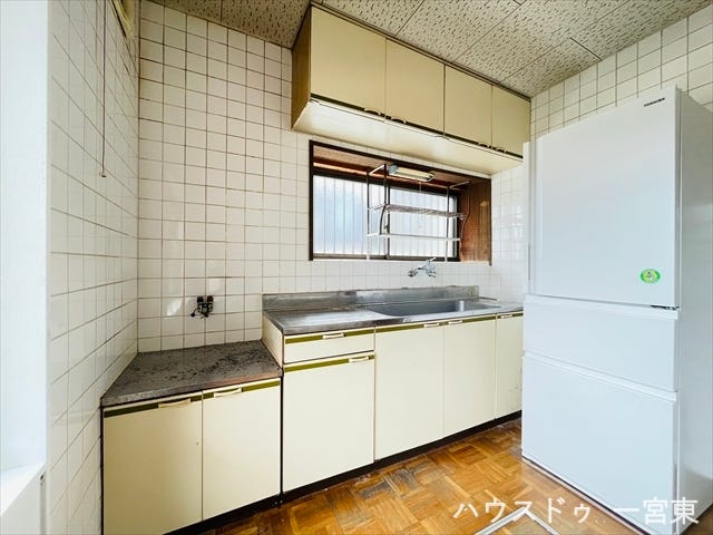 窓があり、暖かな陽が差し込みます。作業しやすいキッチンスペースです。