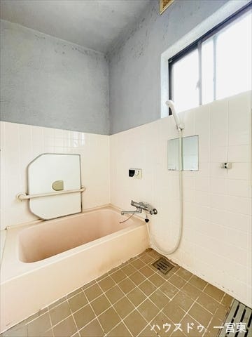 浴室には窓も付いているので、こもりがちな湿気もすぐ取り除くことができますね。