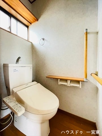 手すり付きのトイレなので立ち上がったり座ったりするのに便利で安心です。窓もあるので明るい空間になっています。