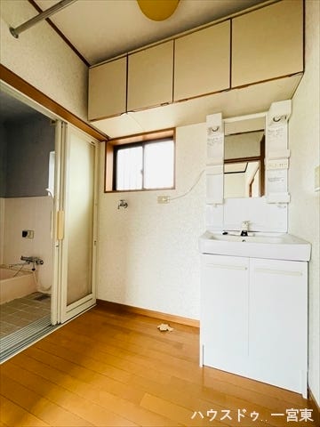 洗面台には収納もしっかりついていますので、洗剤やシャンプーなどのストックもできます。