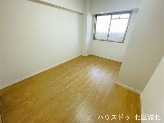 マンション前には便利な平面駐車場付き!