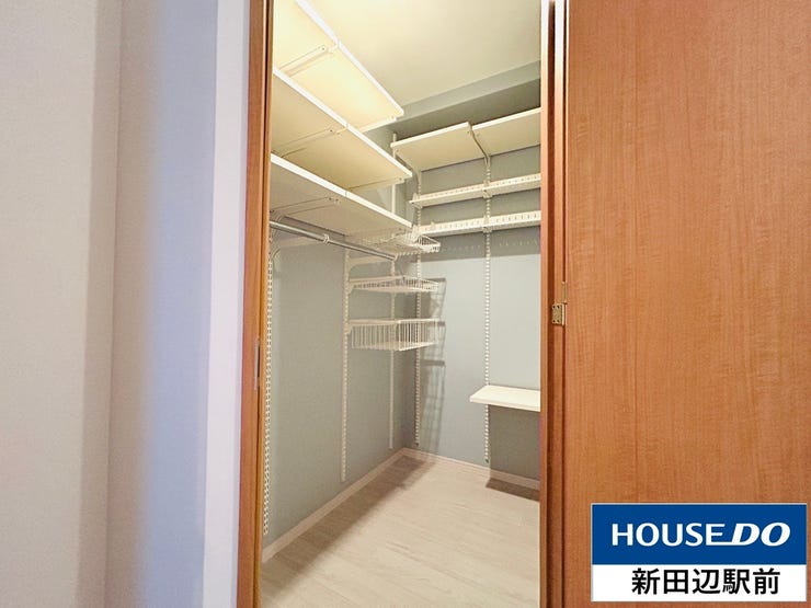 ウォークインクローゼットは洋服を掛けるだけでなく、物置などの大型収納としても活躍します。パイプハンガーや枕棚を活用することで利便性も向上します。