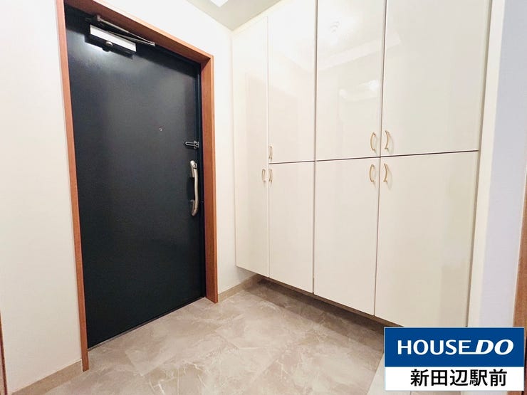 玄関は白を基調にした明るい場所です。収納も十分あり、折りたためる椅子もありがたい設備ですね。