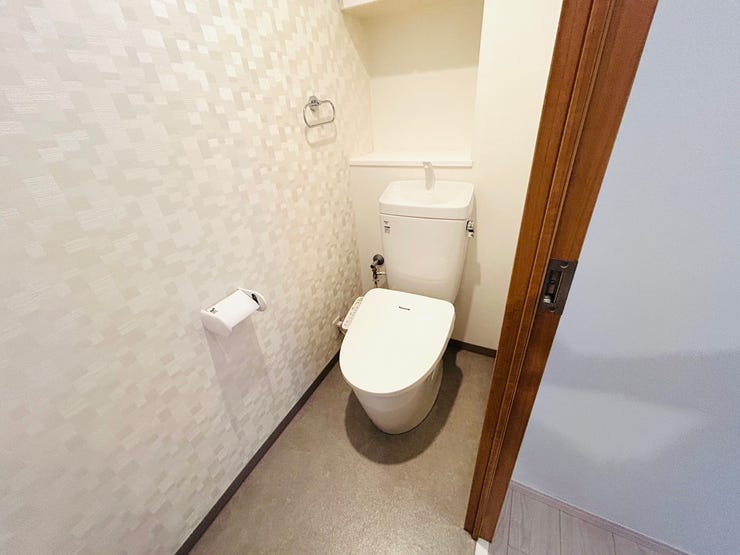 足物とスペースの広いトイレもリフォーム済みです。清潔感のあるといれはいいですね。