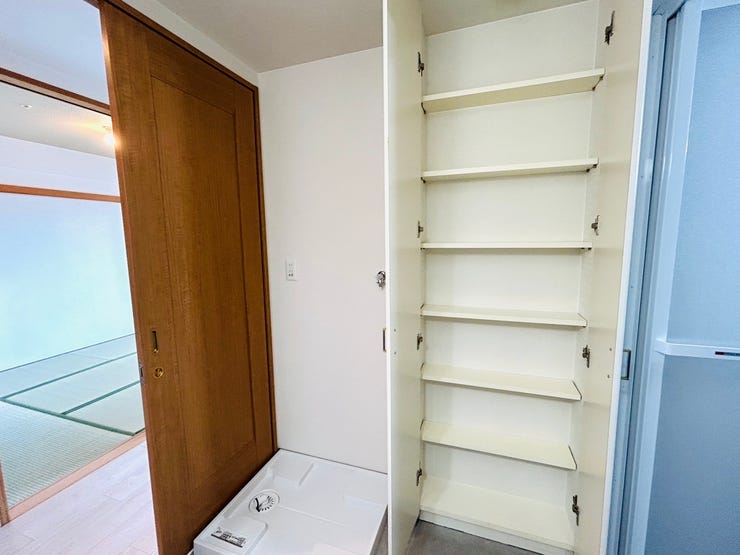 洗濯機置スペースと横に収納がございます。タオルや着替え類を奥たり、洗剤やお風呂用品のストックに幅広く活躍しそうです。