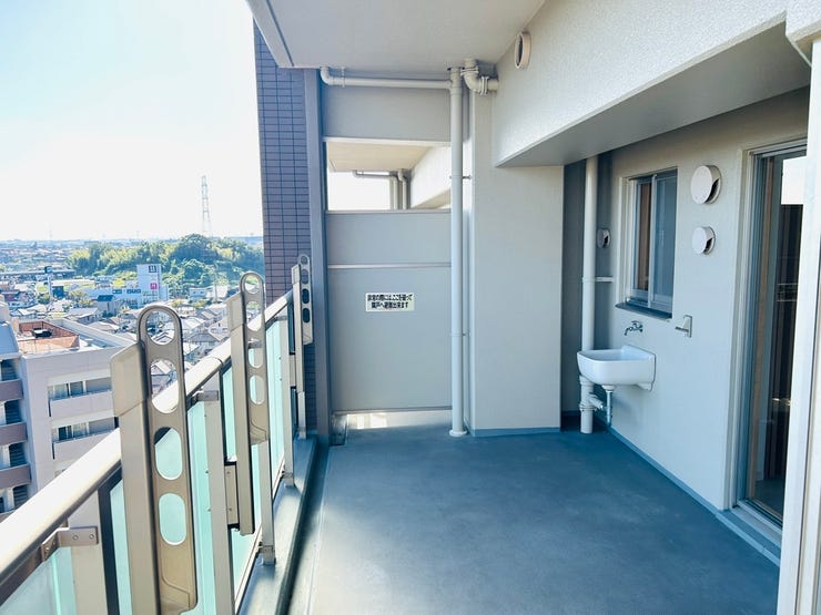 南東向きのワイドバルコニーは水道、電源ありで、趣味の道具のお手入れや、プランターの水やりに便利です。