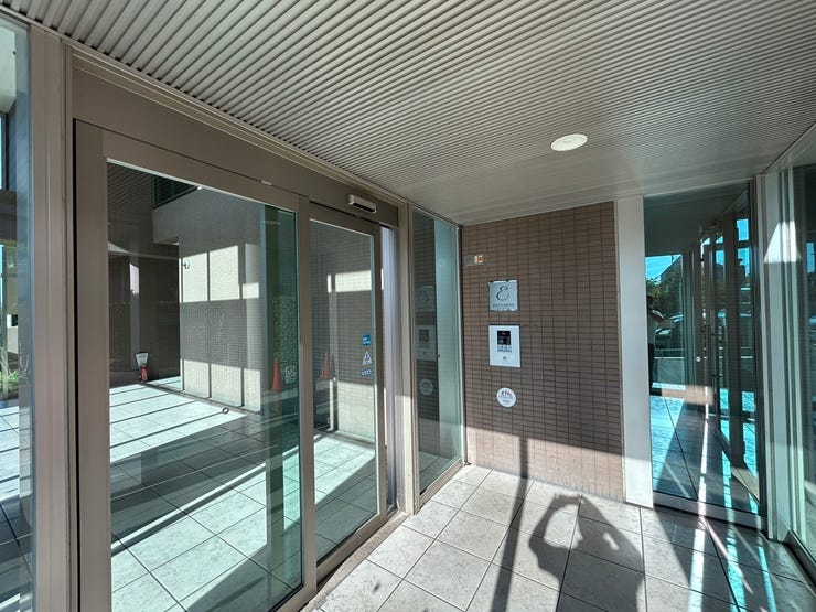 ロビーはセキュリティのしっかりした造りです。