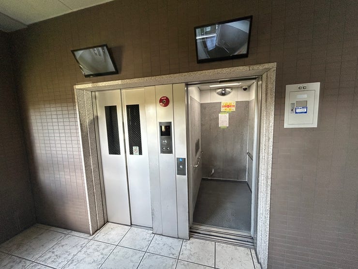 エレベーターは2基本ございます。