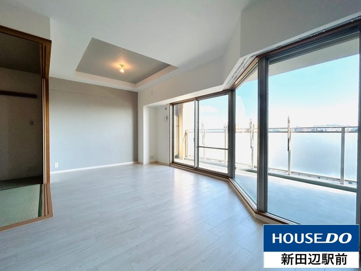 14.3帖のLDKは大きな窓から陽の入る開放的な作りです。
床壁天井が明るい色調で照明がなくても十分明るいお部屋です。家族の団らんがこちらで楽しまます。