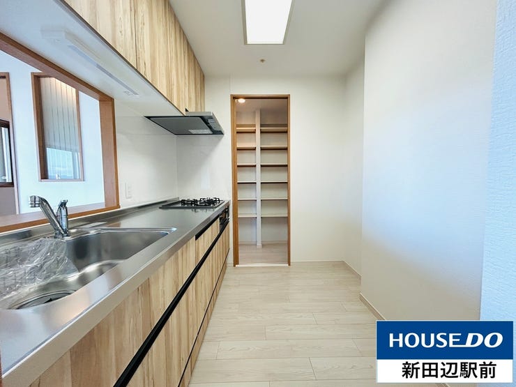 奥にパントリーがあり、食品類のストックは十分可能です。背面スペースにもカップボードが置ける設計です。