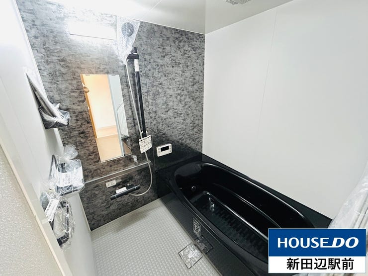 入れ替えたユニットバスは綺麗で落ち着きのある色調です。
足の伸ばせる大きさのお風呂で一日の疲れを癒してくれそうですね。