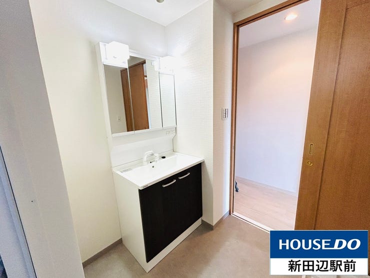 三面鏡の裏に収納が豊富なシャンプードレッサーは、家族各々の物をキチンと収納し、すっきり清潔に保てます。