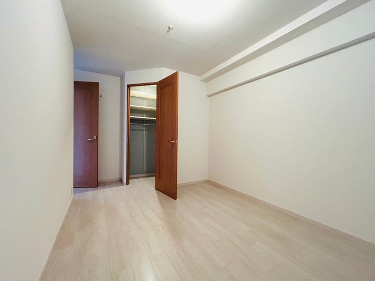 寝室向きの7帖洋室です。
大きなウォークインクローゼットが付いているのですっきりと空間を使えます。13階の窓のあるお部屋で採光・風通しも良好。