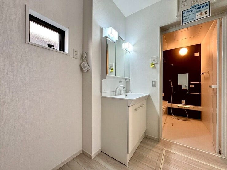 【Washroom】毎朝の準備がスムーズに。広めの洗面台と収納が使いやすい洗面所です。