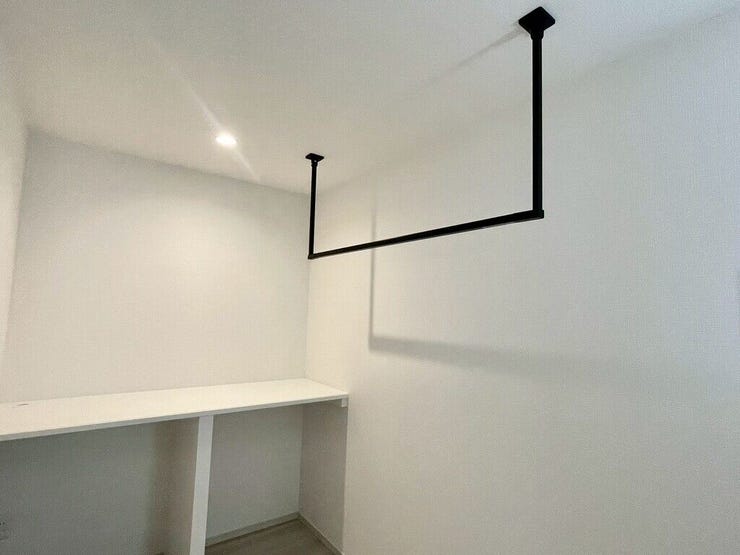 【Washroom】洗面台横には、室内物干しがあり雨の日でも気にせず洗濯物が干せます。