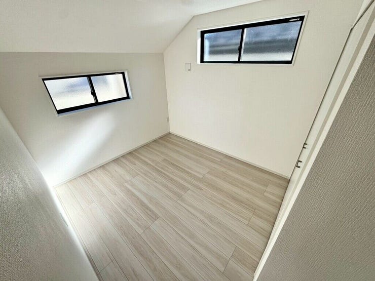 【Bedroom】明るく風通しの良い洋室。新築ならではの清潔感も魅力です。