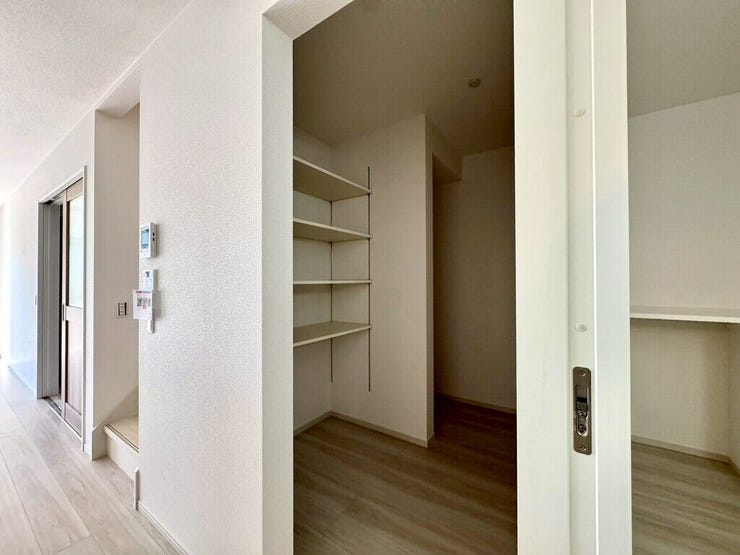 【kitchen】キッチン横には十分な広さの収納があり、日々の料理が快適に進みます。