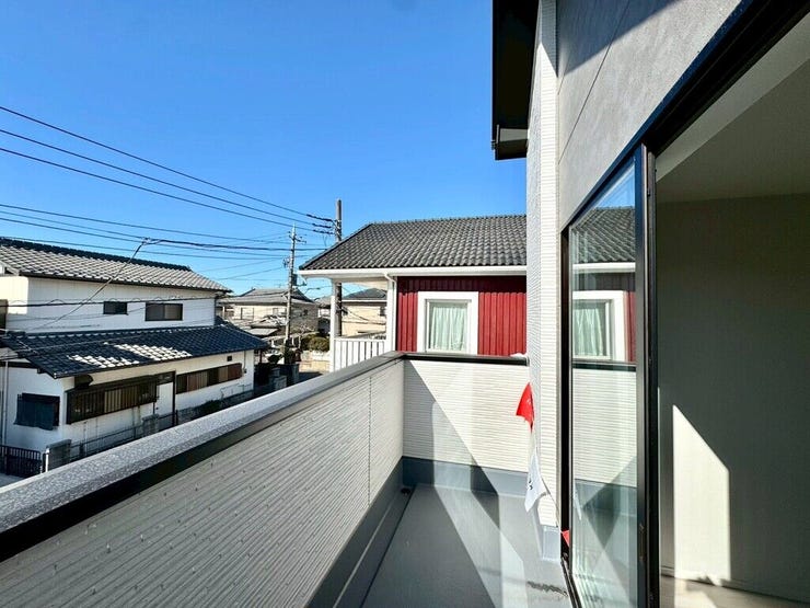 【Balcony】日当たりの良いバルコニーはお洗濯物がしっかり乾きやすく、毎日の家事にも重宝します。