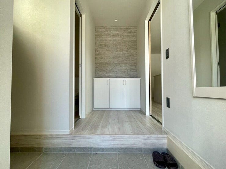 【Entrance】明るく清潔感のある玄関が、毎日の帰宅を心地よく迎えてくれます。