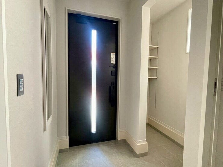【Entrance】シューズボックス完備の玄関で、靴や小物もスッキリ収納できます。