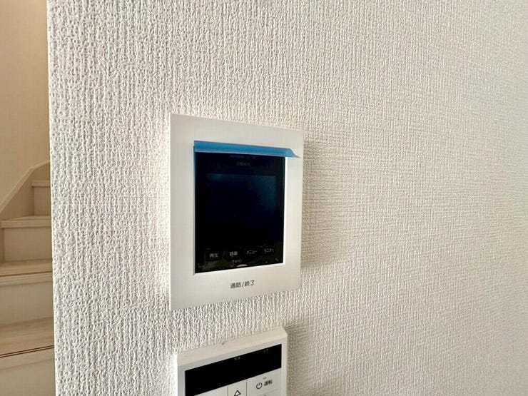 【Facilities】来訪者を確認できるモニター付きインターホンで、防犯面も安心です。