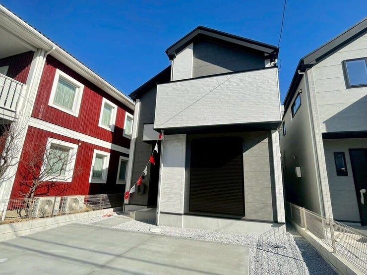 【Exterior】ゆとりのある駐車スペース付きで、車の出し入れもスムーズに行えます。