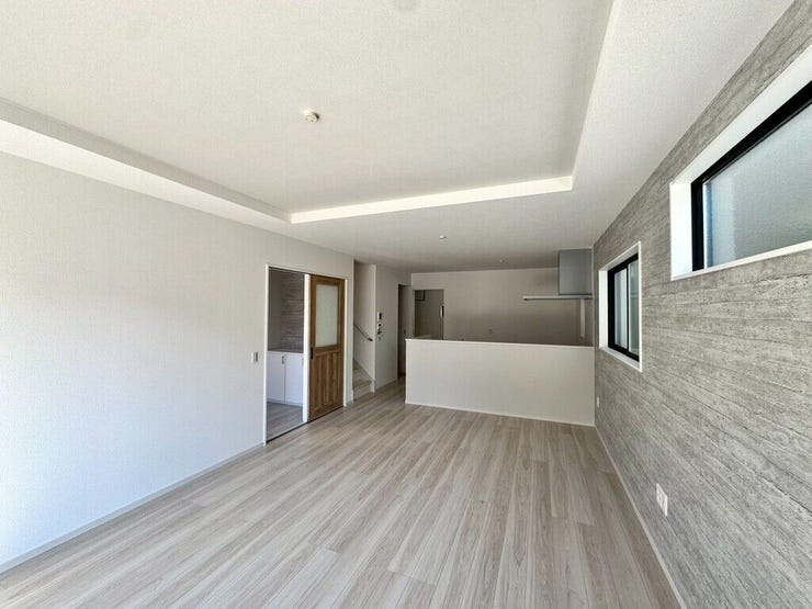 【Living】広々としたリビングは、大きな窓から自然光が差し込む温かな空間です。