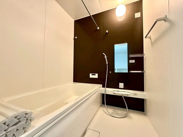 【Bathroom】お子様とのバスタイムにも十分な広さがあり、掃除も簡単にできます。