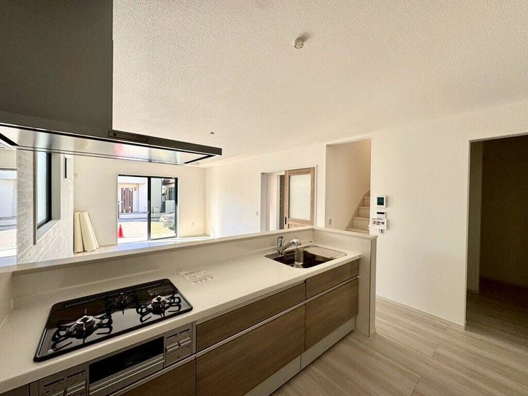 【kitchen】効率よく使える広々キッチン。収納力も高く、料理の時間がスムーズに。