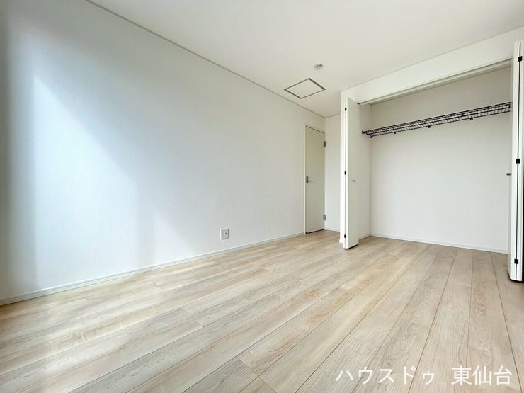 衣類も小物もすっきり収まる、使い勝手の良い収納付き